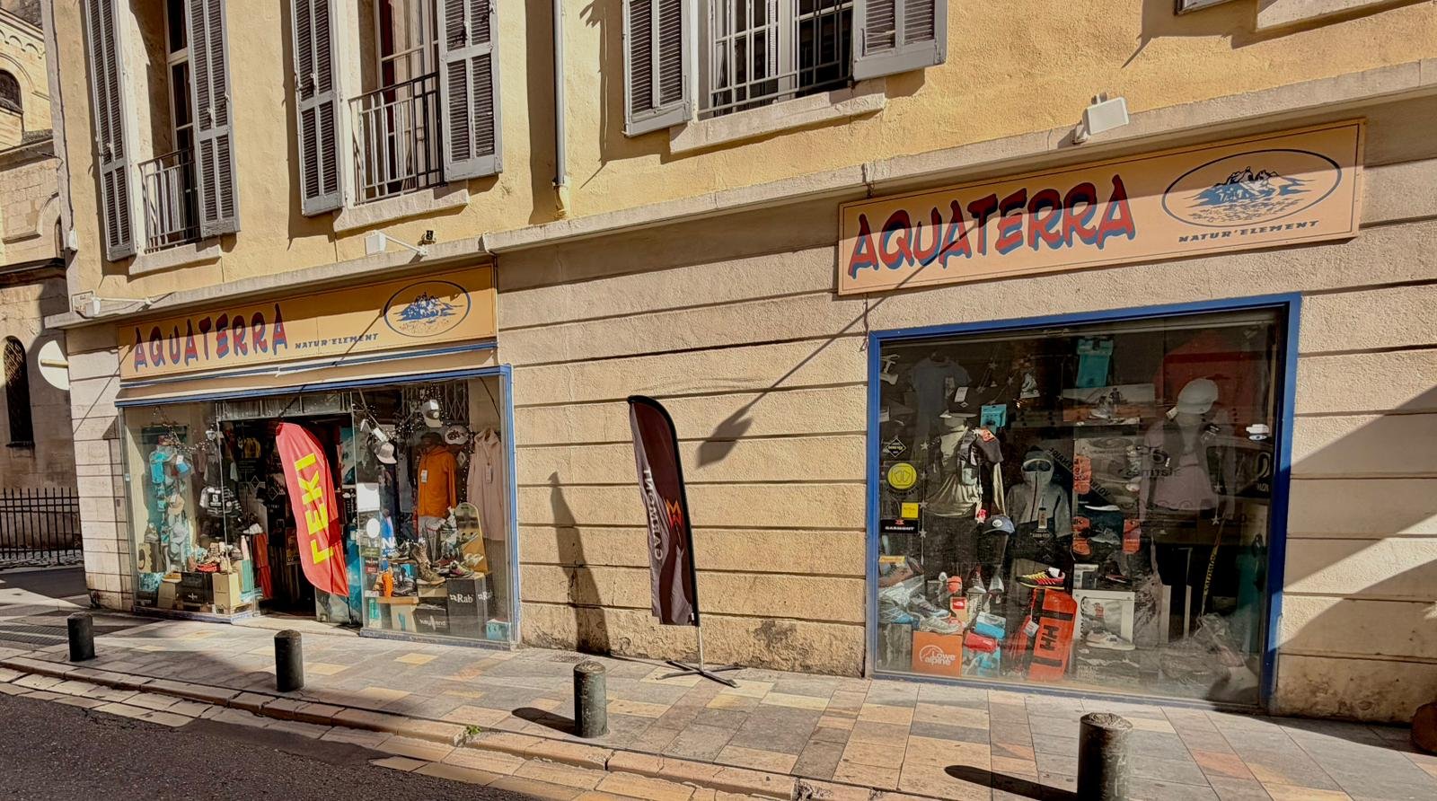 Devanture du magasin Aquaterra à Nîmes